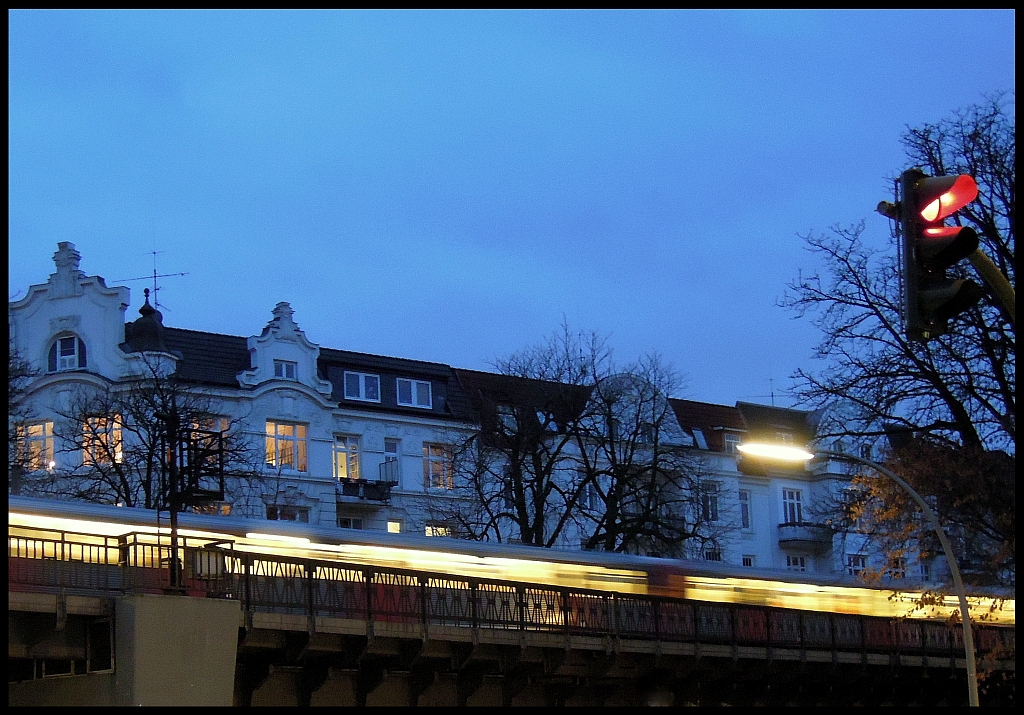 Archiv: ein Zug der Hamburger U-Bahn auf dem Viadukt an der Isestrae, kurz vor der Station  Eppendorfer Baum . 31.12.2012