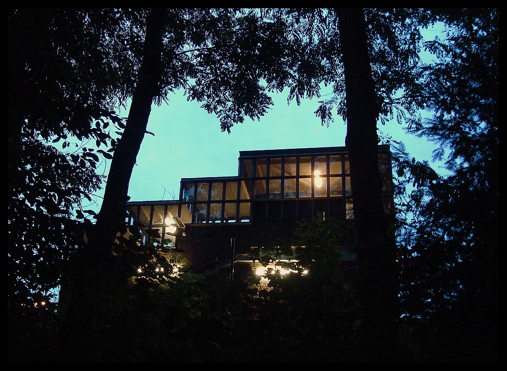 Archiv: sieht ein bisschen so aus wie ein chinesisches Teehaus, ist aber das berfhrungsbauwerk zwischen den zwei Bahnsteigen der Hamburger U-Bahnstation  Kellinghusenstrae .  10.8.2009