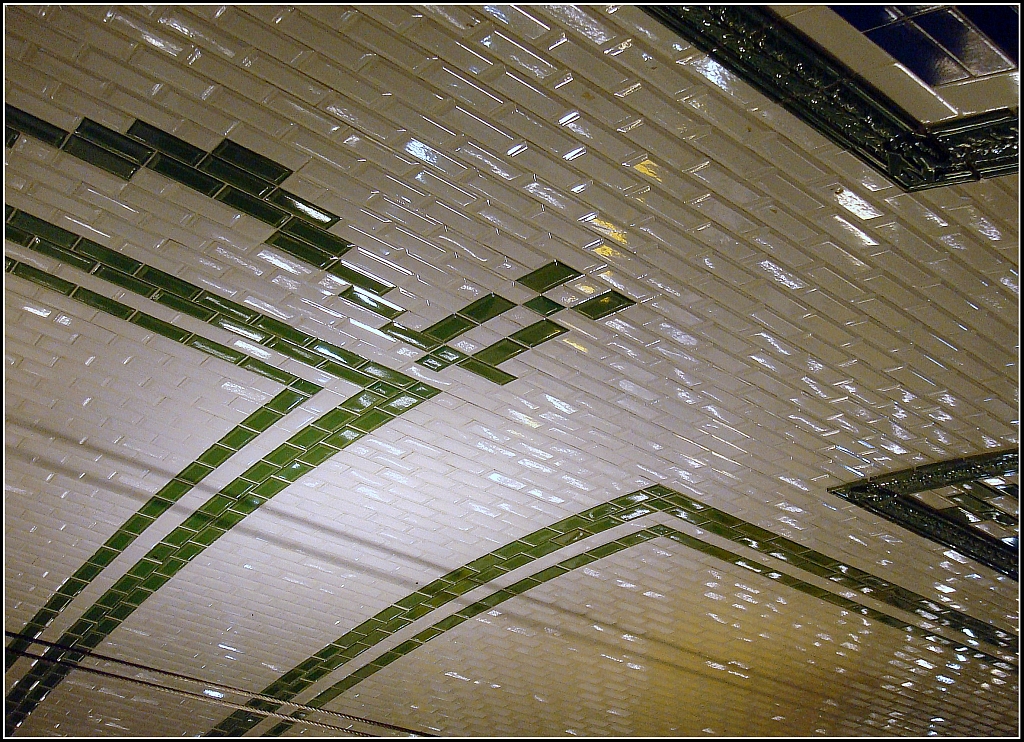 Archiv: uralte Kachelwand in der Pariser Metro-Station  Sevrs Babylone . 14.7.2009