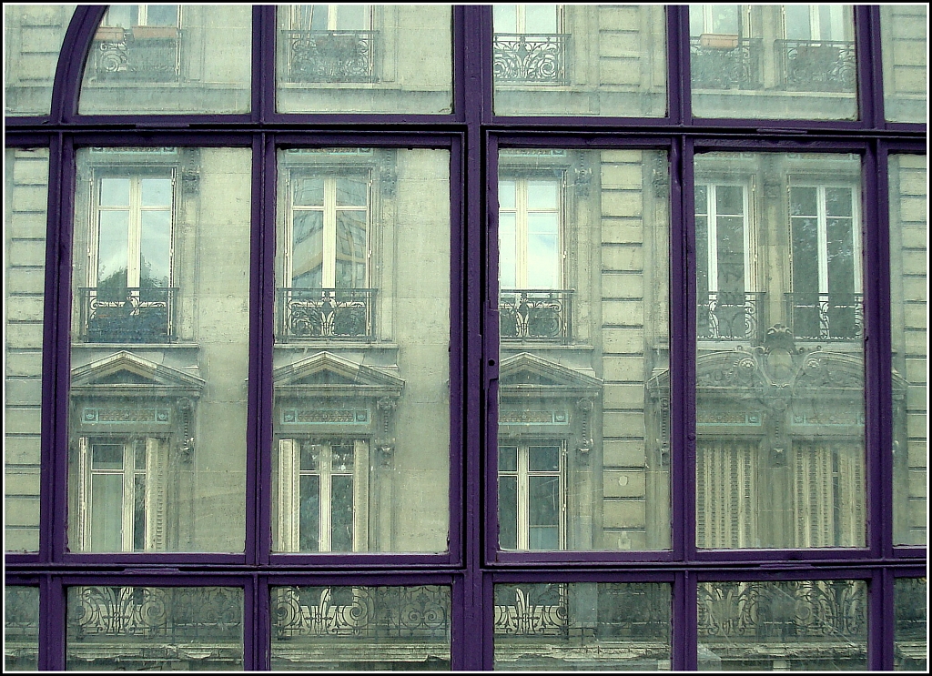 Archiv: violett gerahmt ist der Ausblick aus der Pariser Metro-Station  La Chapelle . 13.7.2009