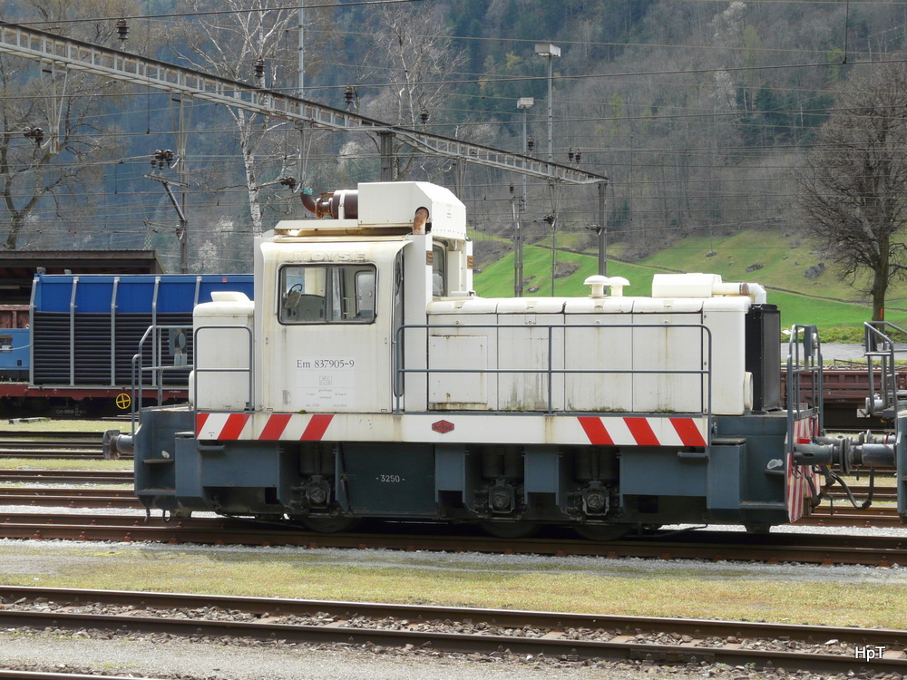 ARGE / AMA Amsteg - 837 905-9 abgestellt im Bahnhofsareal von Erstfeld am 09.04.2012 .. Standpunkt des Fotografen auf dem Perron ..
