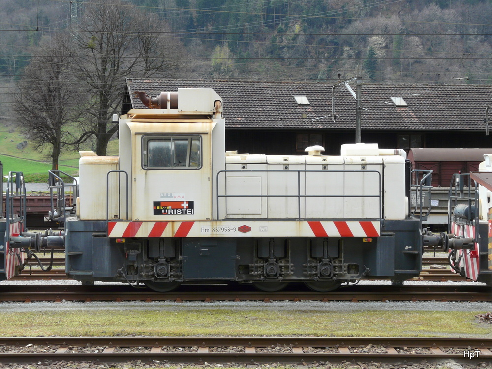 ARGE / AMA Amsteg - 837 953-9 abgestellt im Bahnhofsareal von Erstfeld am 09.04.2012 .. Standpunkt des Fotografen auf dem Perron ..