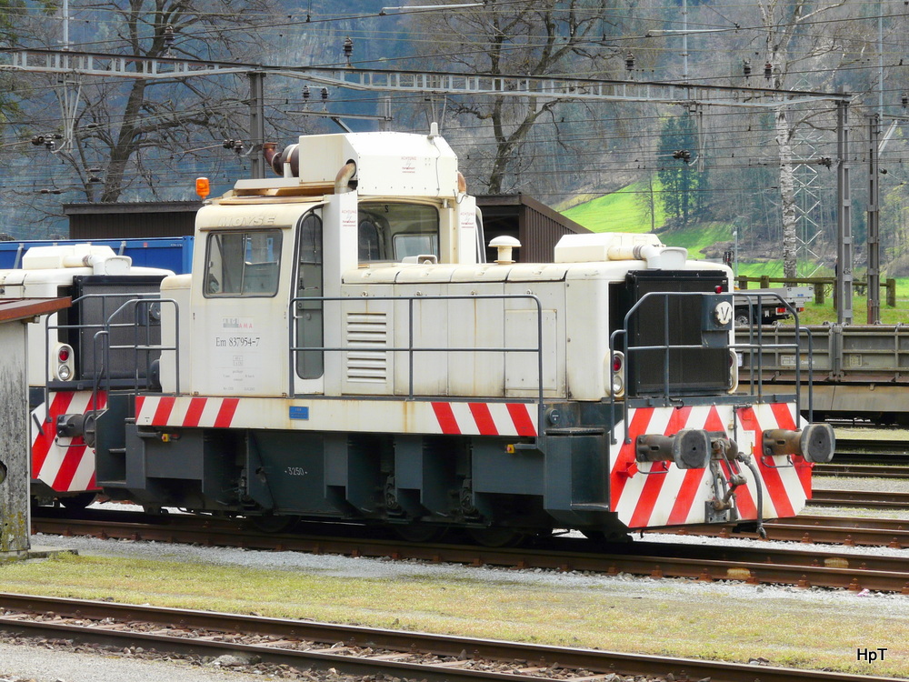 ARGE / AMA Amsteg - 837 954-7 abgestellt im Bahnhofsareal von Erstfeld am 09.04.2012 .. Standpunkt des Fotografen auf dem Perron ..