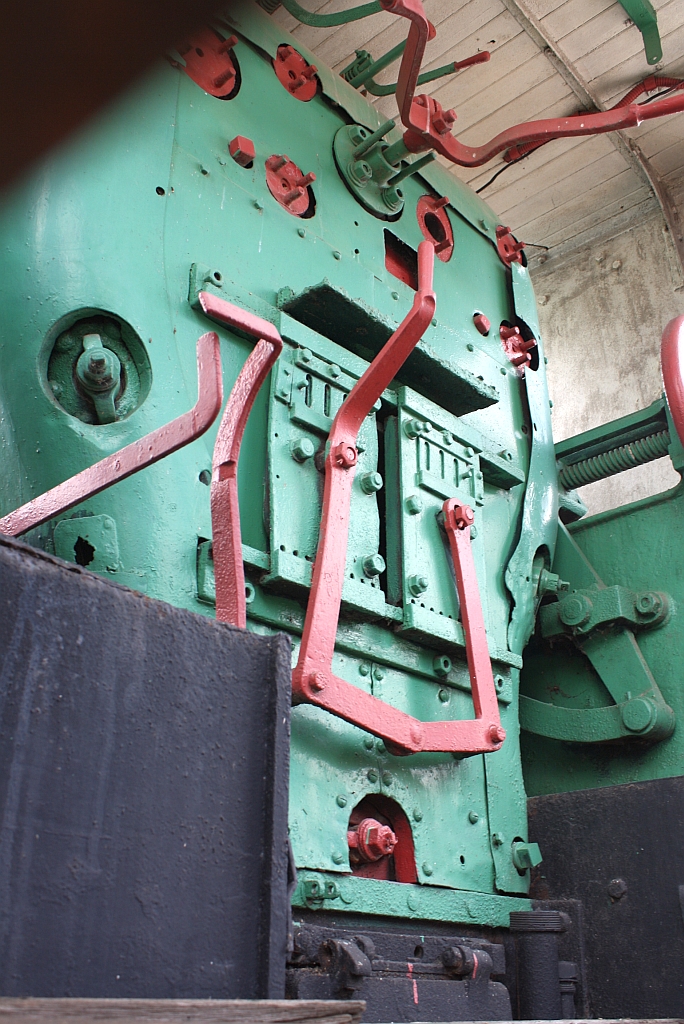 Armaturenloser Führerstand der 177 (2'C, NBL - Hyde Park, Bauj. 1919, Fab.Nr. 21759), als Denkmallok aufgestellt am Bahnsteig der Ban Phachi Station, am 24.August 2010.