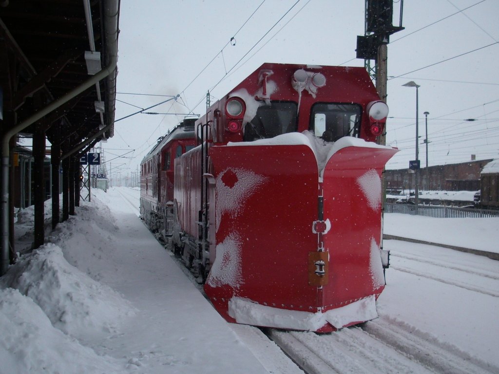 Arnst�dter Schneepflug 80-80-970 5010-4 und 233 314 nach der R�umung der Strecke Lauterbach-Bergen/R�gen,am 13.Februar 2010,in Bergen/R�gen.  