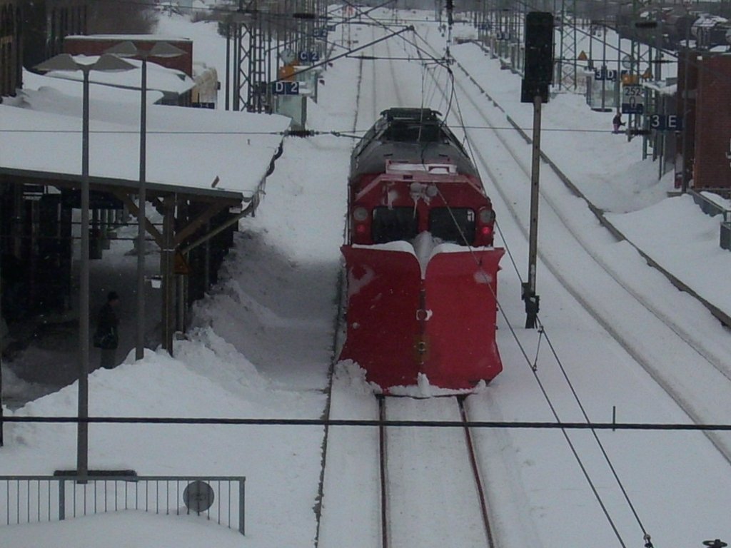 Arnstdter Schneepflug,80-80 970 5010-4,wurde am 13.Februar 2010 von der Seddiner 233 314 ber den Bahnhof Bergen/Rgen geschoben.