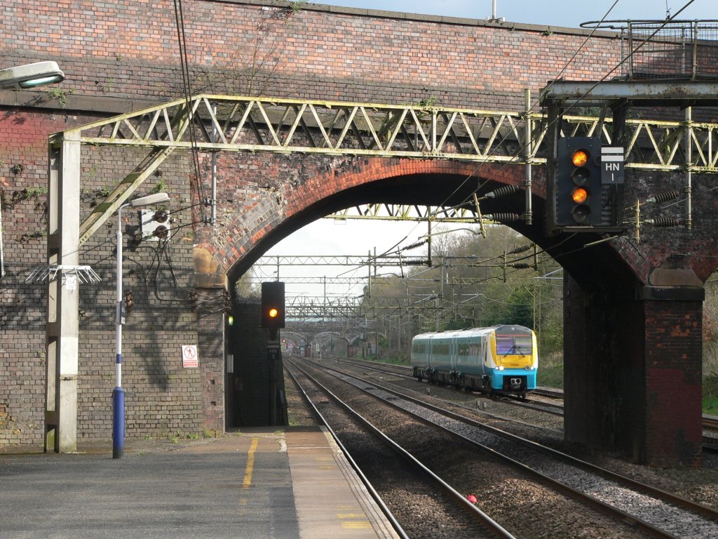 Arriva 175 101 nach Manchester Piccadilly am 13.4.2012 in Heaton Chapel.
