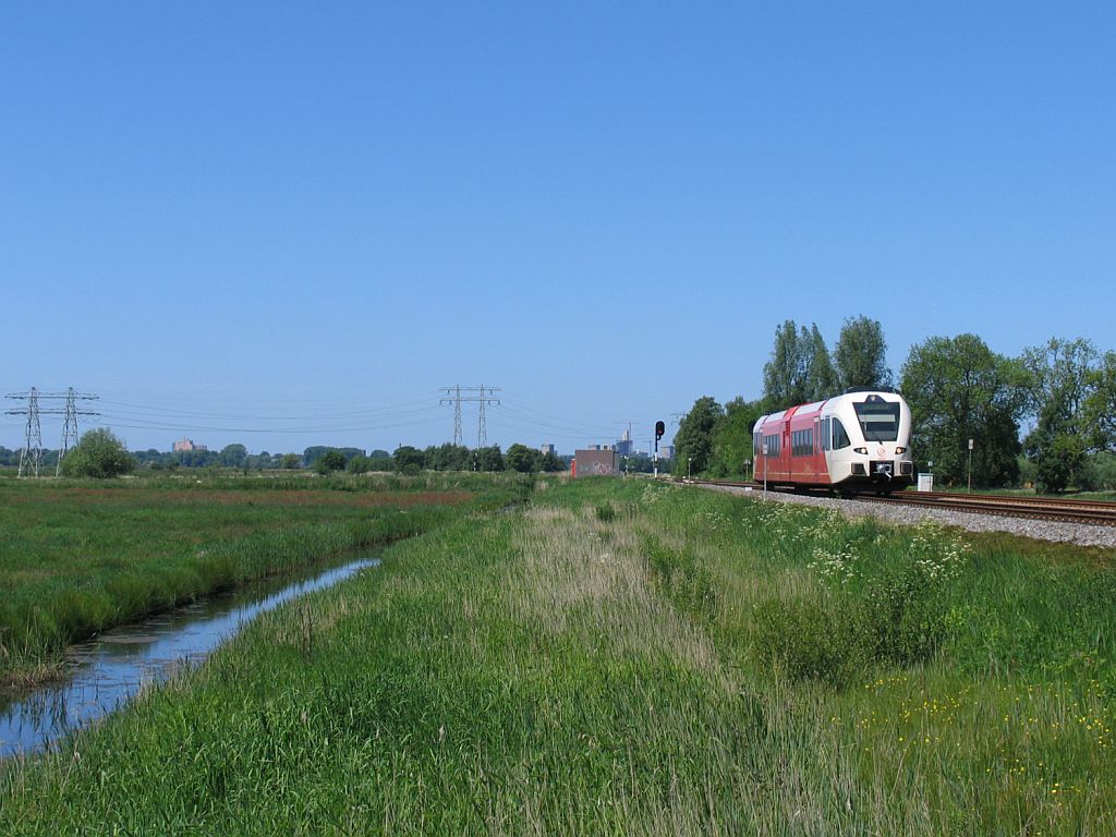 Arriva D-GTW 2/6 10228 mit Regionalzug 37535 Groningen-Winschoten bei Waterhuizen am 4-6-2010.