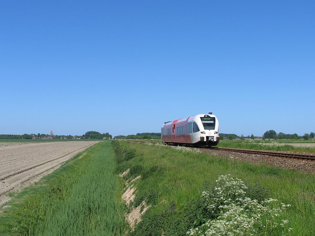 Arriva D-GTW 2/6 10240 mit Regionalzug 37723 Groningen-Delfzijl bei Eenrum am 4-6-2010. Das Dorf im Hintergrund ist Loppersum.