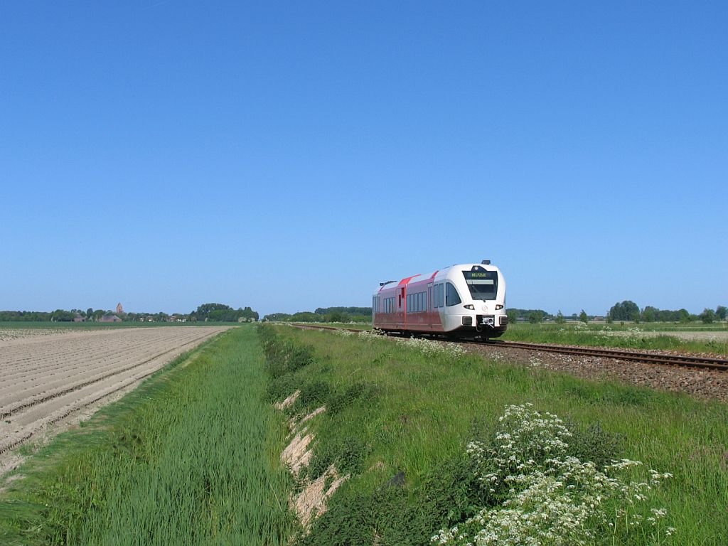 Arriva D-GTW 2/6 10240 mit Regionalzug 37723 Groningen-Delfzijl bei Eenrum am 4-6-2010. Das Dorf im Hintergrund ist Loppersum.