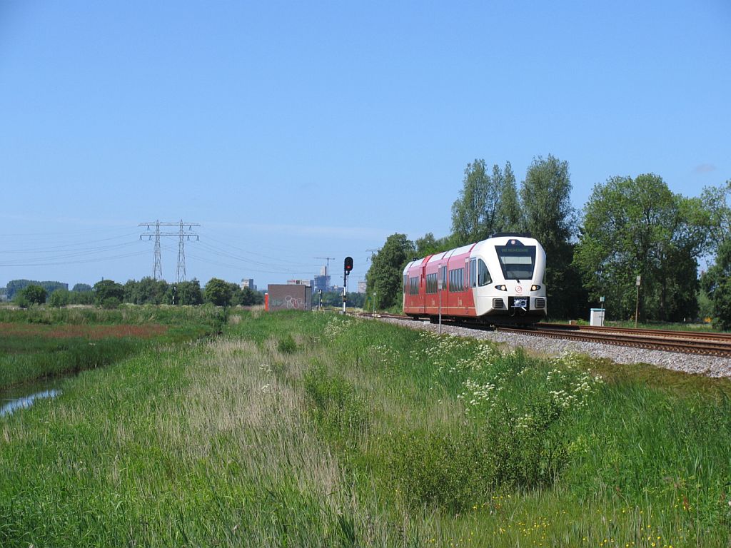Arriva D-GTW 2/8 10304 mit Regionalzug 37537 Groningen-Bad Nieuweschans bei Waterhuizen am 4-6-2010.