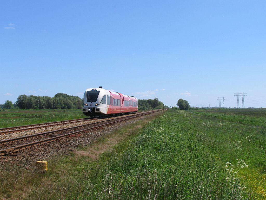 Arriva D-GTW 2/8 10305 mit Regionalzug 37544 Bad Nieuweschans- Groningen bei Waterhuizen am 4-6-2010.