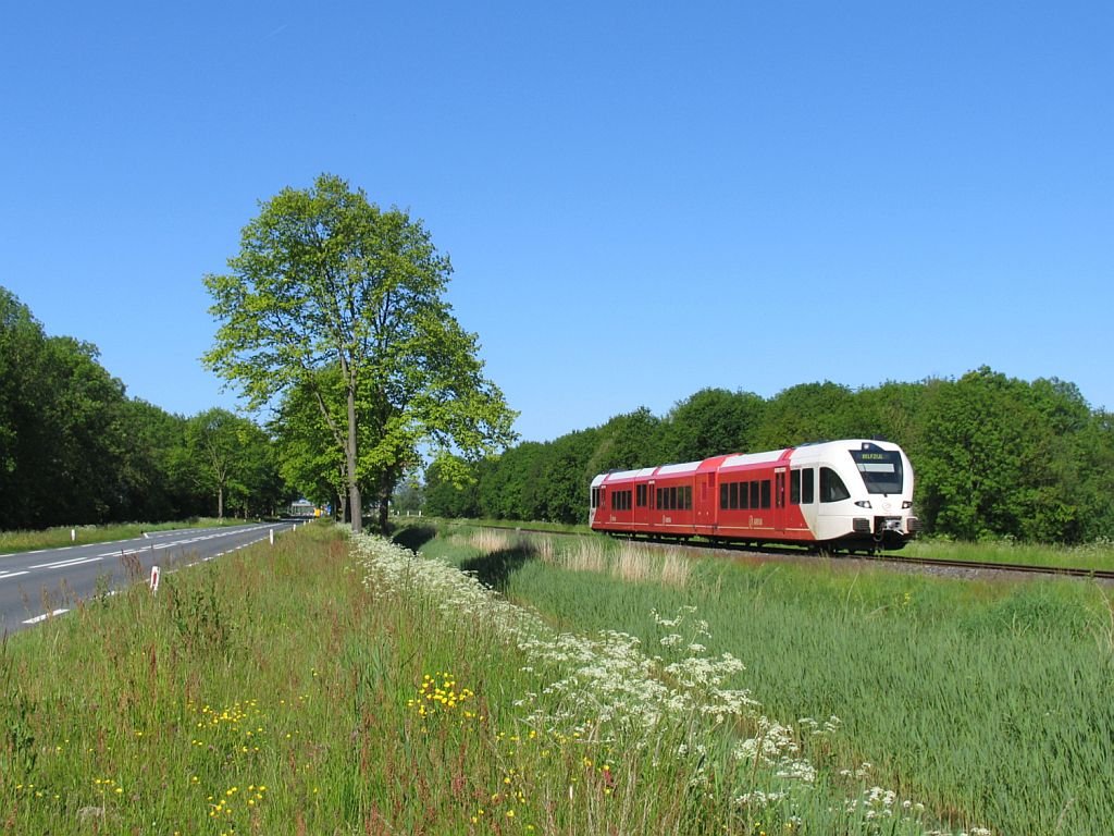 Arriva D-GTW 2/8 10319 mit Regionalzug 37721 Groningen-Delfzijl bei Delfzijl am 4-6-2010.