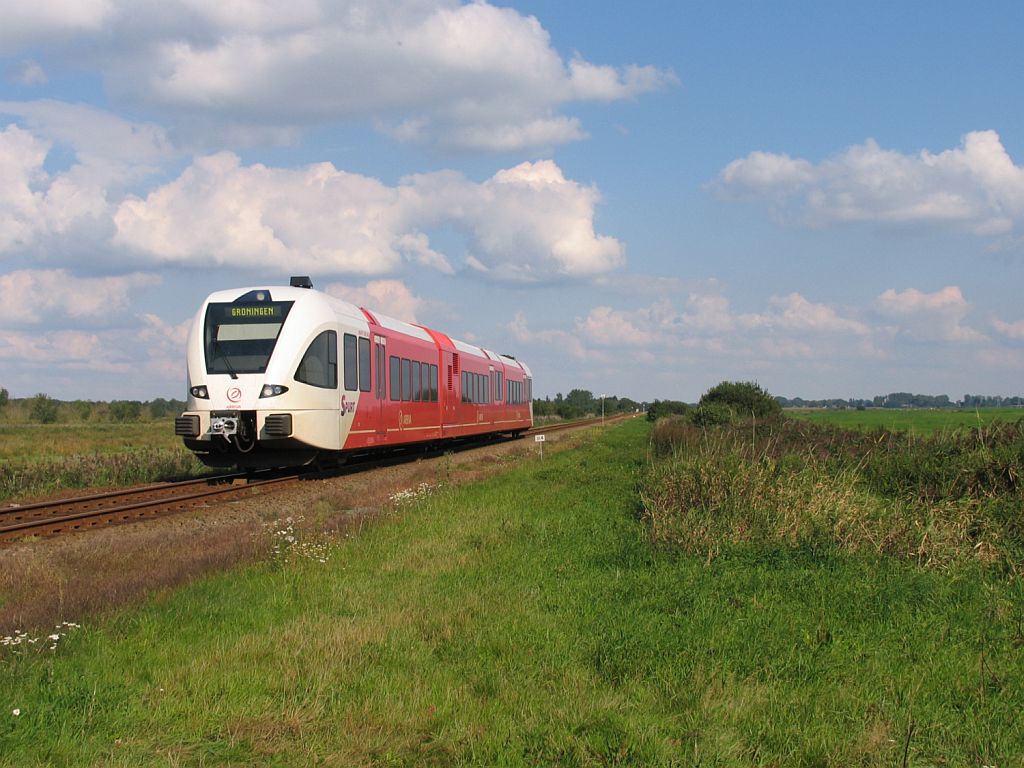 Arriva D-GTW 2/8 10319 mit Regionalzug 37449Leeuwarden-Groningen bei Tytsjerk am 5-9-2010.