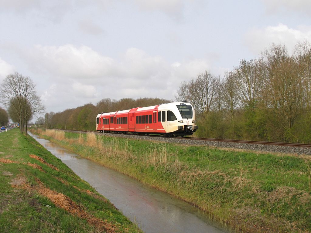 Arriva D-GTW 2/8 10319 mit Regionalzug 37725 Groningen-Delfzijl bei Delfzijl am 16-4-2010.