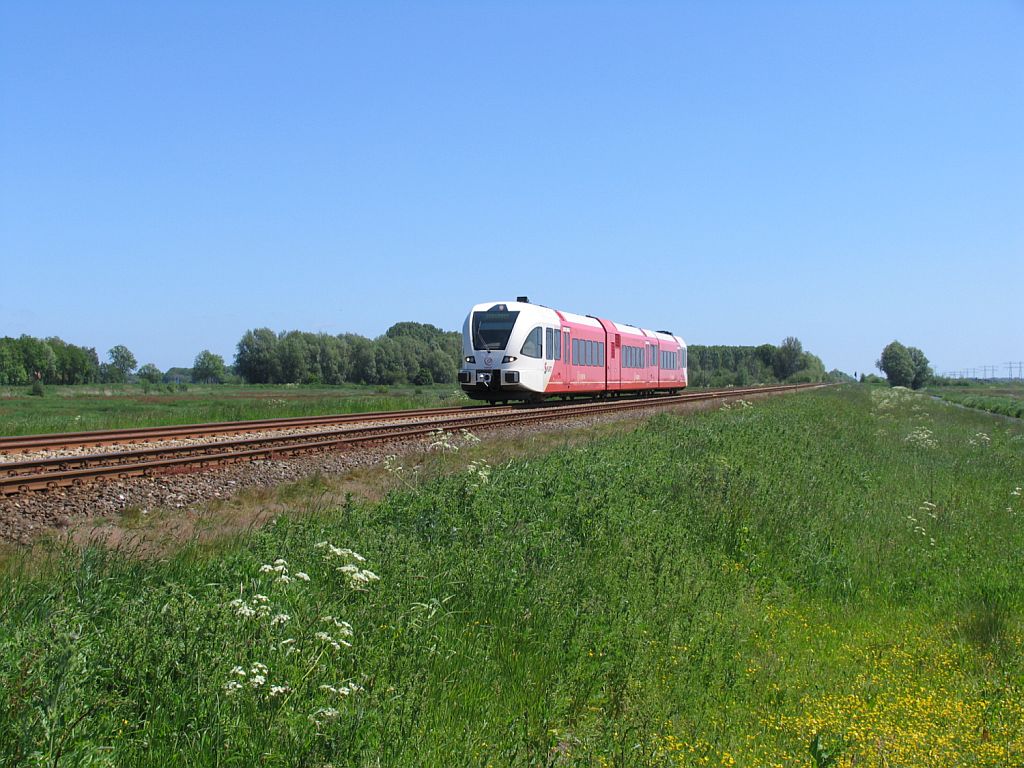 Arriva D-GTW 2/8 10320 mit Regionalzug 37848 Zuidbroek-Groningen bei Waterhuizen am 4-6-2010.