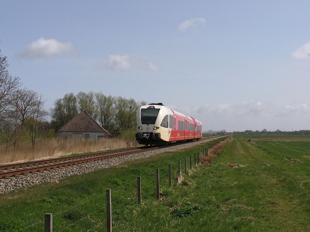 Arriva D-GTW 2/8 10322 mit Regionalzug 37746 Delfzijl-Groningen bei Delfzijl am 16-4-2010.