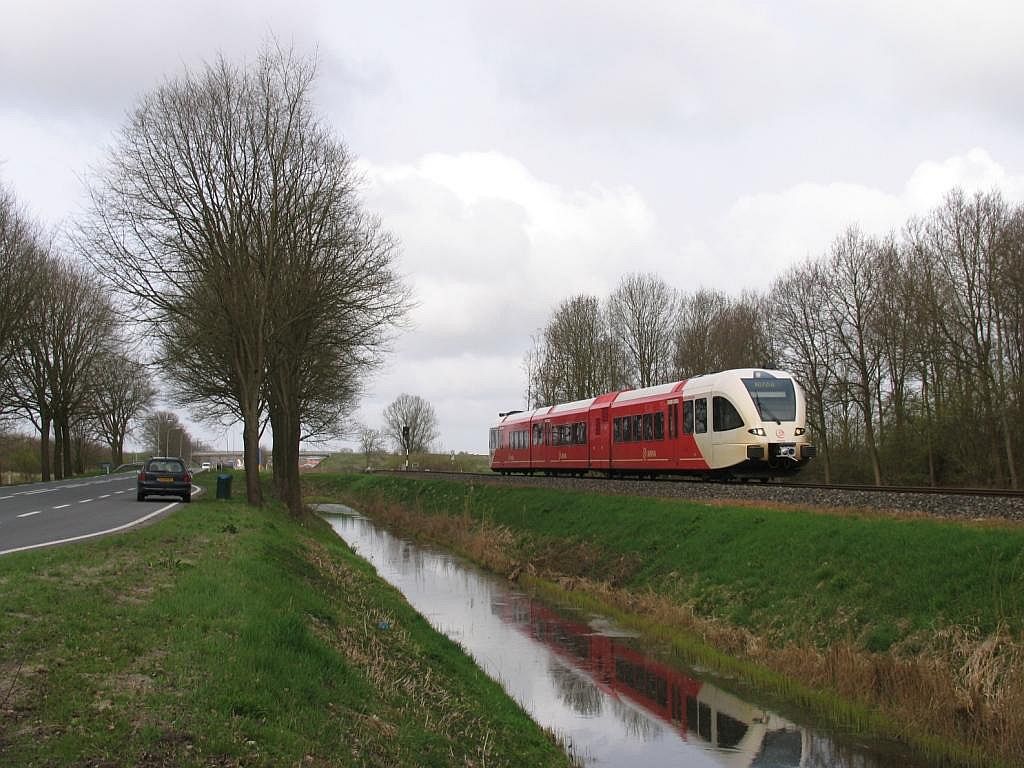 Arriva D-GTW 2/8 10322mit Regionalzug 37721 Groningen-Delfzijl bei Delfzijl am 16-4-2010.