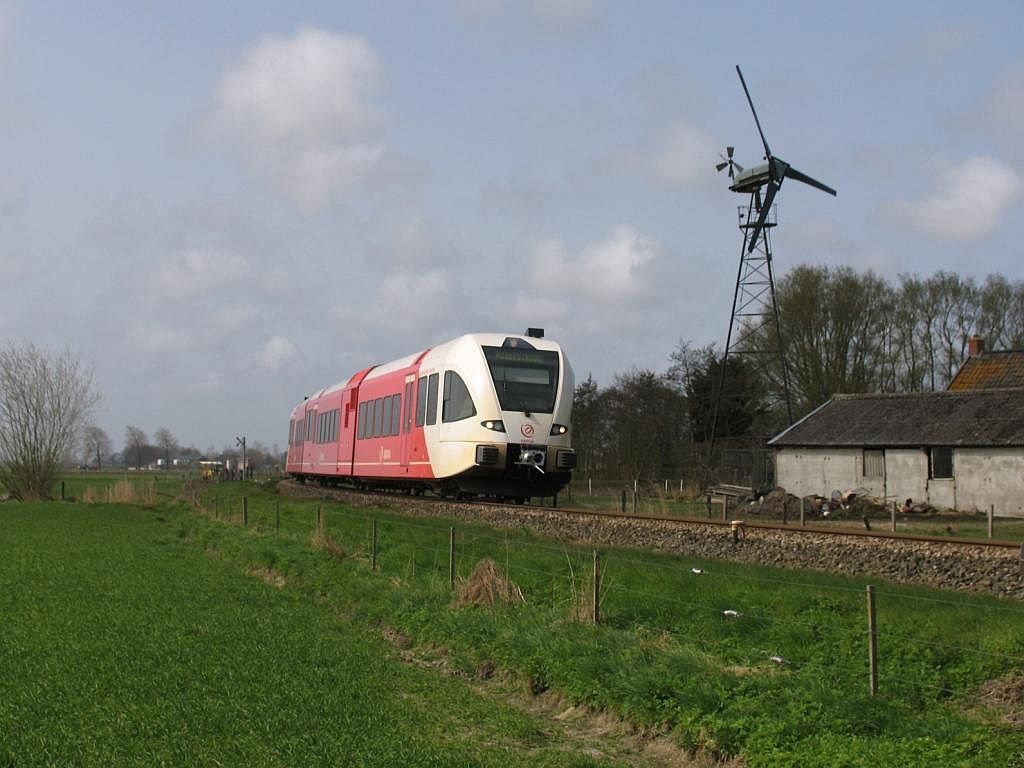 Arriva D-GTW 2/8 10323 mit Regionalzug 37629 Groningen-Roodeschool bei Roodeschool  am 16-4-2010.