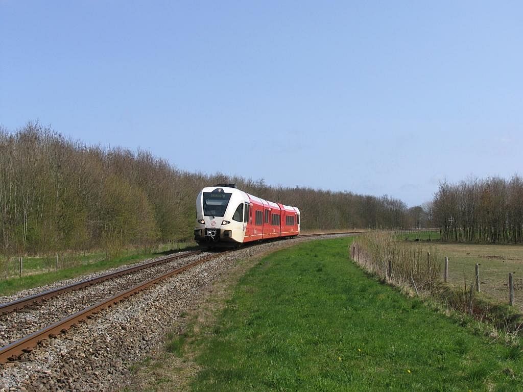 Arriva D-GTW 2/8 10323 mit Regionalzug 37644 Roodeschool-Groningen bei Uithuizen am 16-4-2010.
