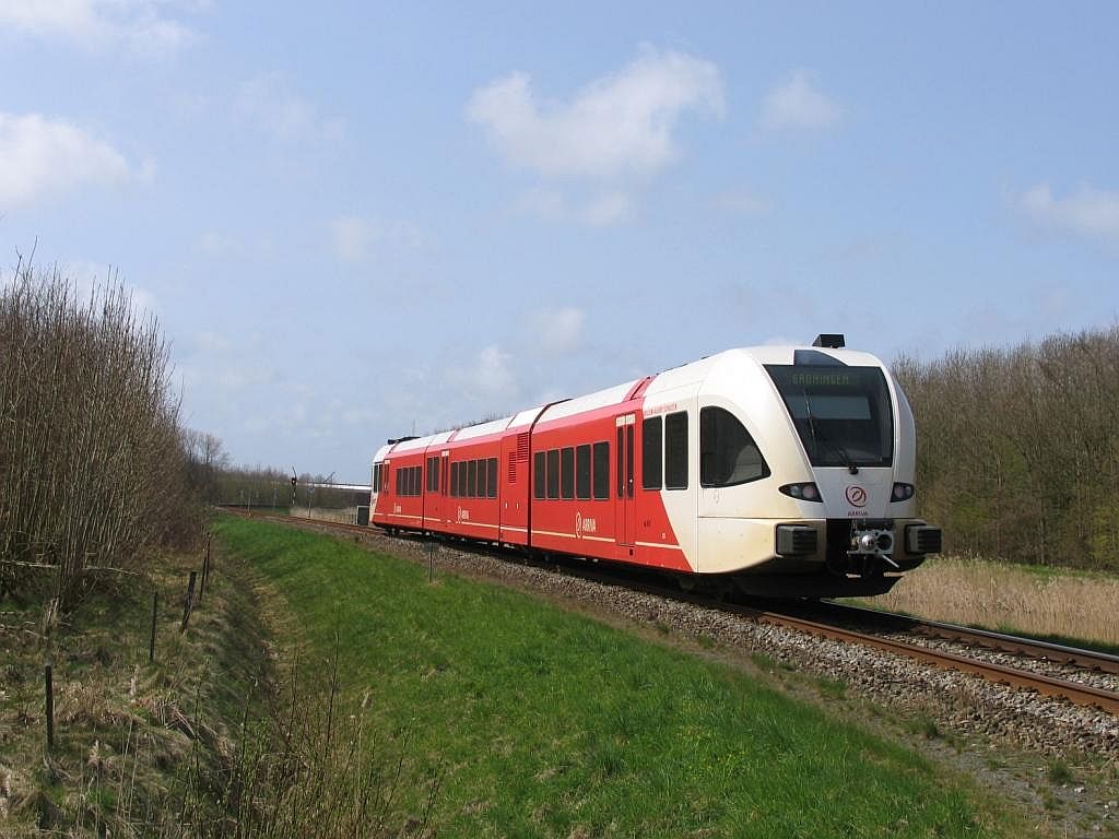 Arriva D-GTW 2/8 10323 mit Regionalzug 37644 Roodeschool-Groningen bei Uithuizen am 16-4-2010.