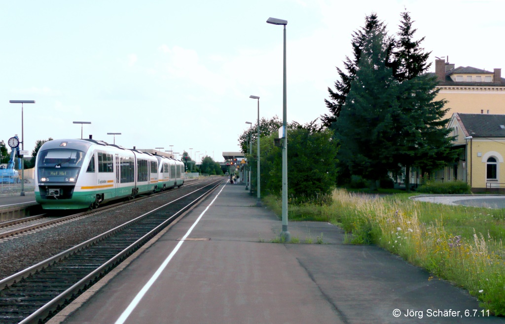 Arriva-VT 11 hlt am Abend des 6.7.11 auf dem Weg nach Hof in Wiesau auf Gleis 2. 