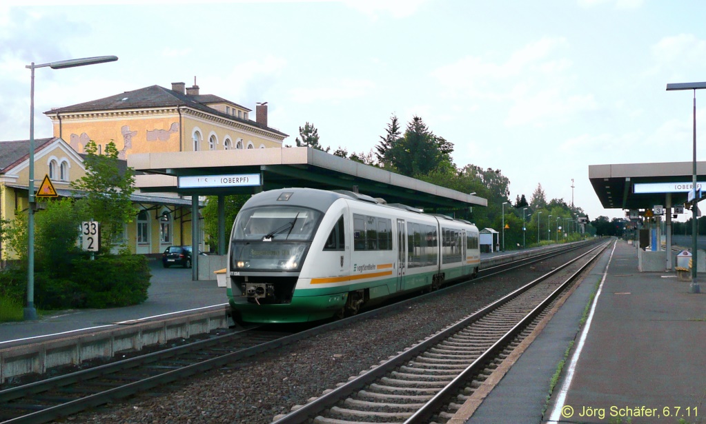 Arriva-VT 13 hlt am 6.7.11 in Wiesau auf Gleis 1.