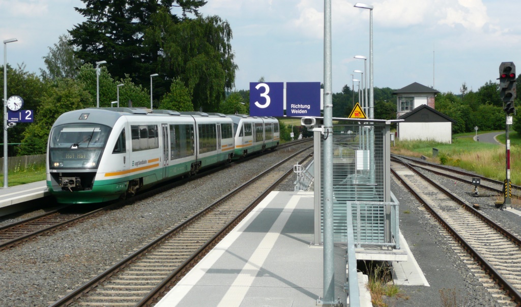 Arriva-VT 13 hlt am 6.7.11 als nchste Regionalbahn nach Hof in Pechbrunn am neuen Bahnsteig. Rechts die beiden Gleise des Basaltwerks. 