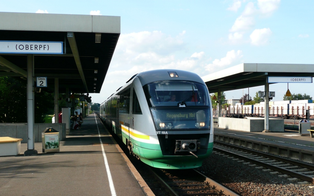 Arriva-VT 19 legt am 6.7.11 auf dem Weg nach Regensburg eine kurze Pause in Wiesau ein. Am rechten Bildrand erahnt man die groe Gleisflche stlich der Bahnsteige. 