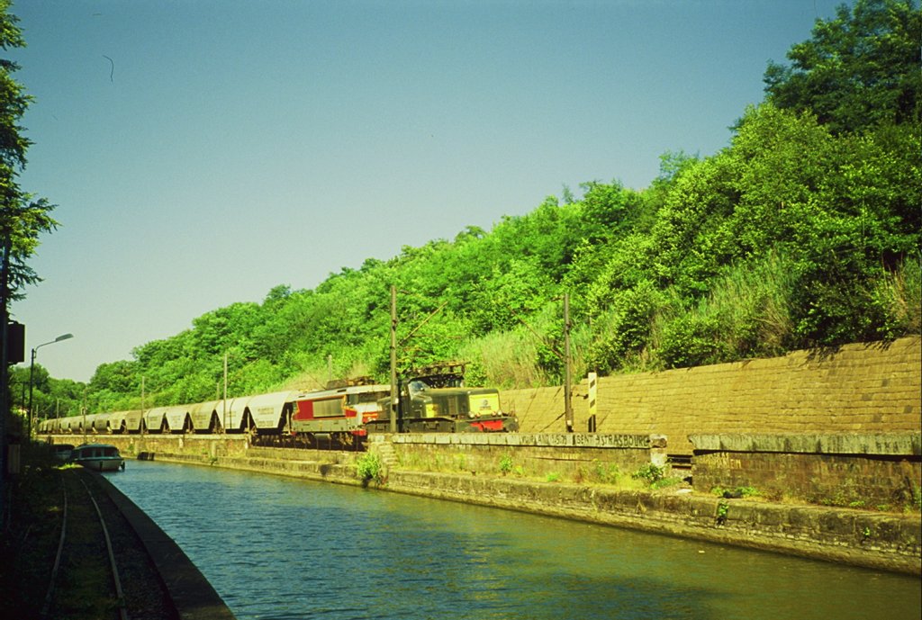 Arzviller im Jahr 1988 : Die BB 12107 mit BB 15003 in F�hrung.