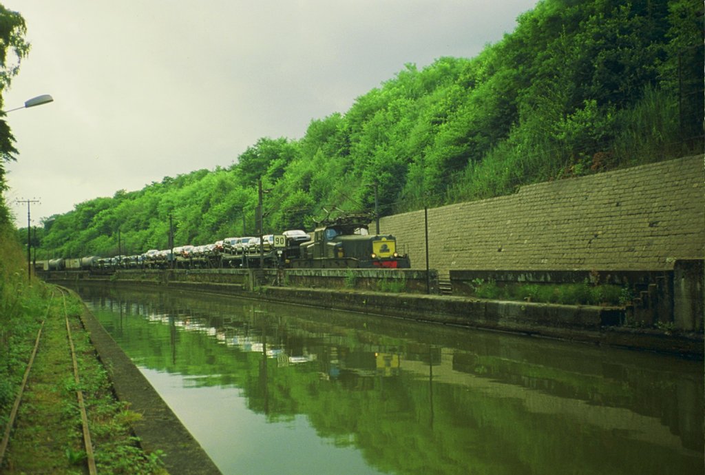 Arzviller im July 1988 : Die BB 12011 mit einem G�terzug.