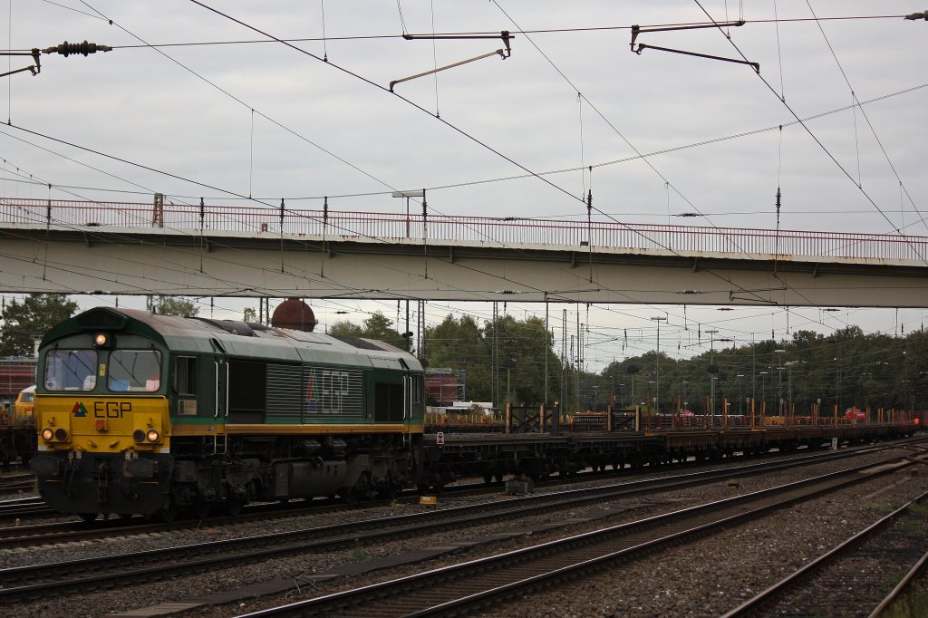 Ascendos/EGP 266 005 am 10.10.12 mit einem leeren Schwellenzug beim rangieren in Duisburg-Entenfang.