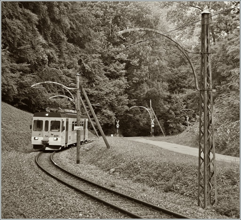ASD BDe 4/4 401 im Wald zwischen Aigle und Verchiez. 
Interessant sind die Fahrleitungsanlage, die wohl noch aus der Eröffnungszeit stammt.
15. August 2011