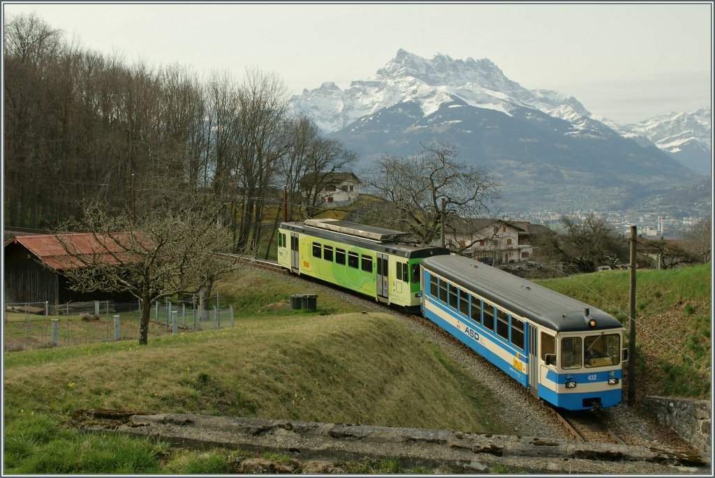 ASD Regionalzug 435 mit dem fhrenden Bt432 (ex BLT) und dem BDe 4/4 401 kurz nach der Haltestelle Verchiez auf der Fahrt nach Aigle am 27. Mrz 2011. Im Hintergrund: die Dents de Midi