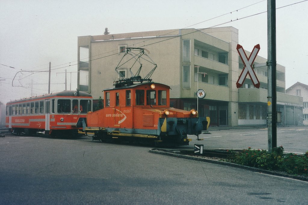 ASm: Als Clubbeizli  Bumlisi  der Solothurner Eisenbahnamateure Rttenen hat der ASm Bt 152 (ex SZB/BTI) berlebt. Weil er bei der ASm nicht mehr bentigt wurde, konnte er bereits im Jahre 2002 ausrangiert werden. Von den Clubmitgliedern wurde er whrend der Freizeit im ehemaligen SNB-Depot Wiedlisbach aufgearbeitet. Am 18. September 2002 erfolgte bei nebligem Herbstwettet die Ueberfuhr mit der Ge 4/4 126 von Wiedlisbach nach Langenthal. Wegen unterschiedlichen Kupplungssystemen musste mit einer Kupplungsstange gefahren werden. Die Aufnahme ist am 18.9.2002 auf dem Bahnhofplatz Niederbipp entstanden, der inzwischen vollstndig umgestaltet worden ist. Auch der Gebudekomplex im Hintergrund musste einem Neubau weichen und die Ge 4/4 126 steht bereits im Eisenbahnmuseum Kallnach. Bild gescannt.
Foto: Walter Ruetsch