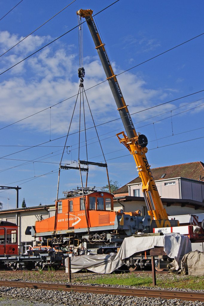 ASm: Am 22. Juni 2012 hat sich die ASm auch von der Ge 4/4 126 verabschiedet. Sie wurde bei der ASm-Werksttte Langenthal auf einen Tiefgnger verladen und nach Kallnach transportiert, wo sie im Eisenbahnmuseum Asyl fand. Bei dieser Gterlok handelt es sich um die ex OJB/LMB Ge 4/4 56 (1917). Diese Aufnahme ist beim Verladen in Langenthal entstanden.
Foto: Walter Ruetsch