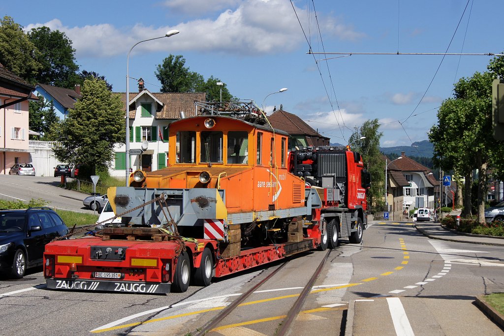 ASm: Am 22. Juni 2012 hat sich die ASm auch von der Ge 4/4 126 verabschiedet. Sie wurde bei der ASm-Werksttte Langenthal auf einen Tiefgnger verladen und nach Kallnach transportiert, wo sie im Eisenbahnmuseum Asyl fand. Bei dieser Gterlok handelt es sich um die ex OJB/LMB Ge 4/4 56 (1917). Diese Aufnahme ist bei Aarwangen whrend der Kreuzung der Strassenbahnlinie, die sie whrend vielen Jahren aus eigener Kraft befahren hatte, entstanden.
Foto: Walter Ruetsch