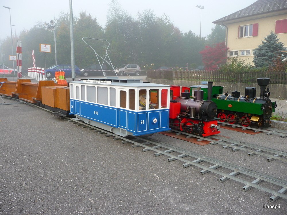 asm Bahnfest Niderbipp - Loks von der Gartenbahn Staufen am warten auf ihren Fahreinsatz whrend des Bahnfestes am 20.10.2012