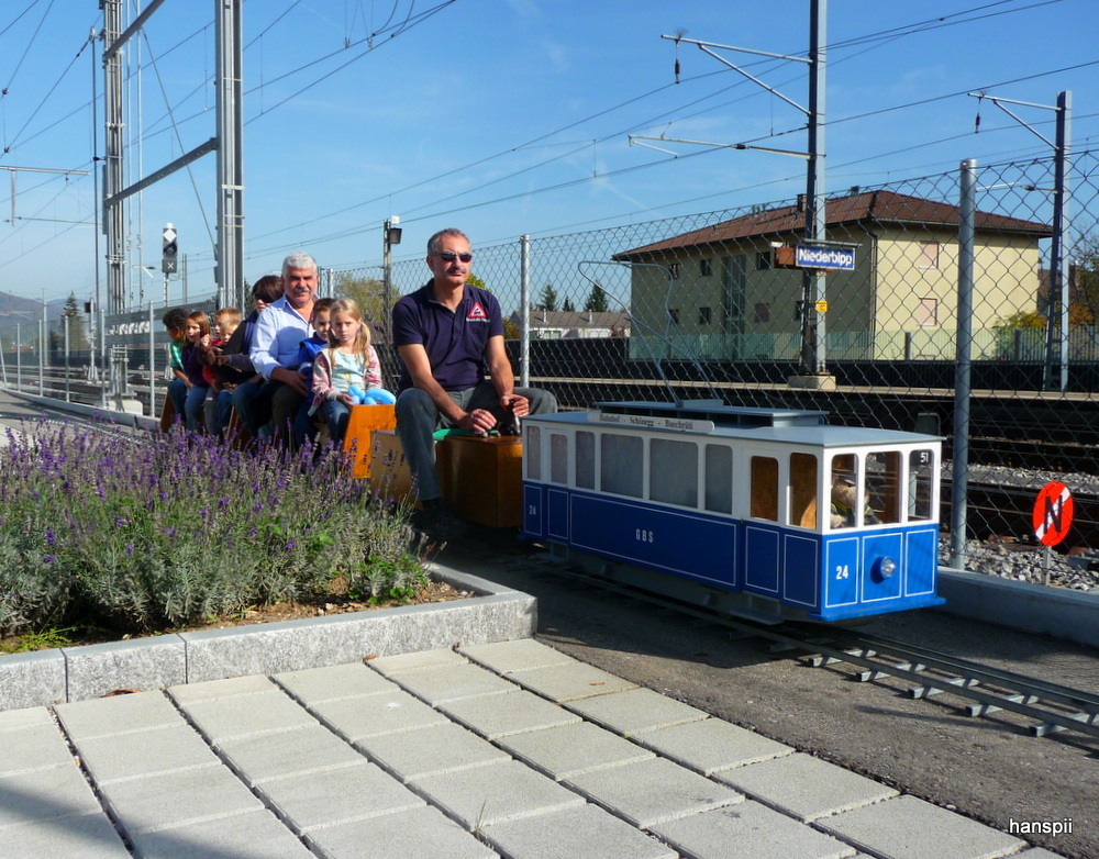 asm Bahnfest Niderbipp - Tram von der Gartenbahn Staufen im einsatz whrend des Bahnfestes am 20.10.2012