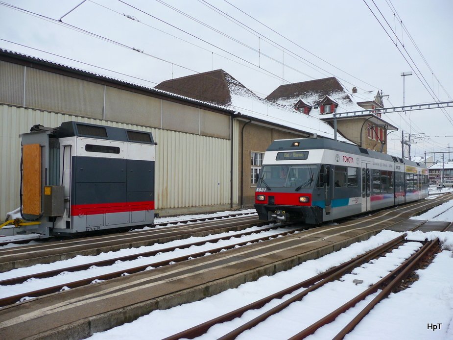 asm BTI - Antriebsteil 2/2 508 vor der berfuhr von Tuffelen nach Siseln im Bahnhof Tuffelen neben den einfahrendem Regio von Biel dem Be 2/6 502 am 10.02.2010