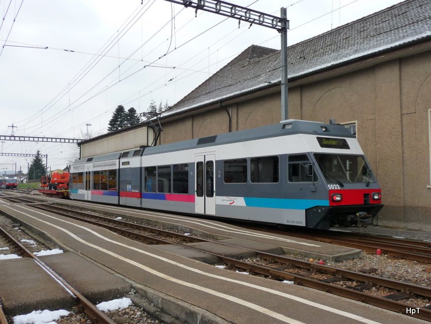 asm BTI - Triebwagen Be 2/6 502 mit dem Dienstwagen X 593 im Bahnhofsareal von Tuffelen am 29.01.2010