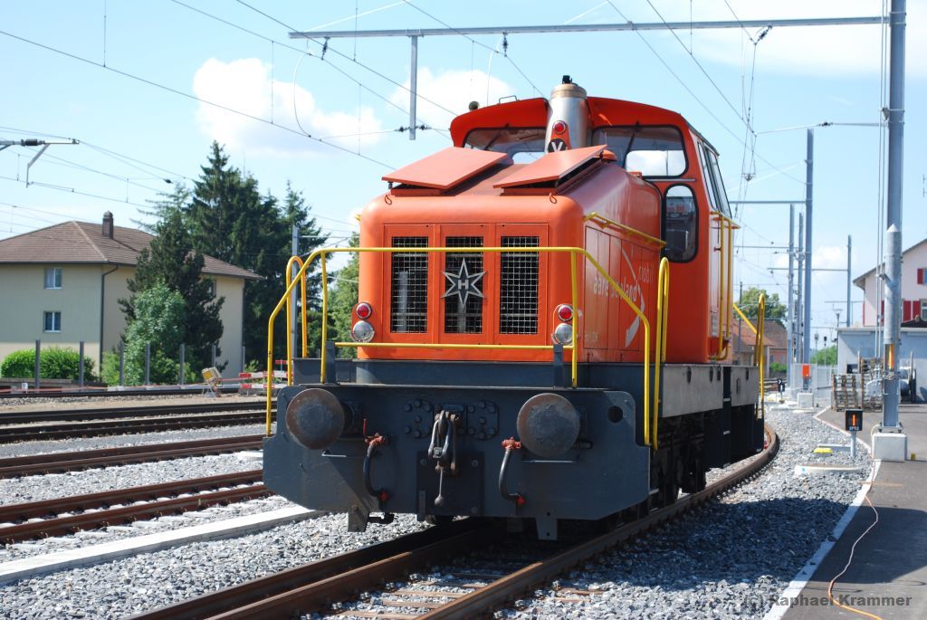 ASm Em 3/3 (Em 837 826-7, Henschel DHG 500C) steht am 10.06.11 auf dem Dreischienengleis der ehem. Solothurn-Niederbipp-Bahn in Niederbipp. 