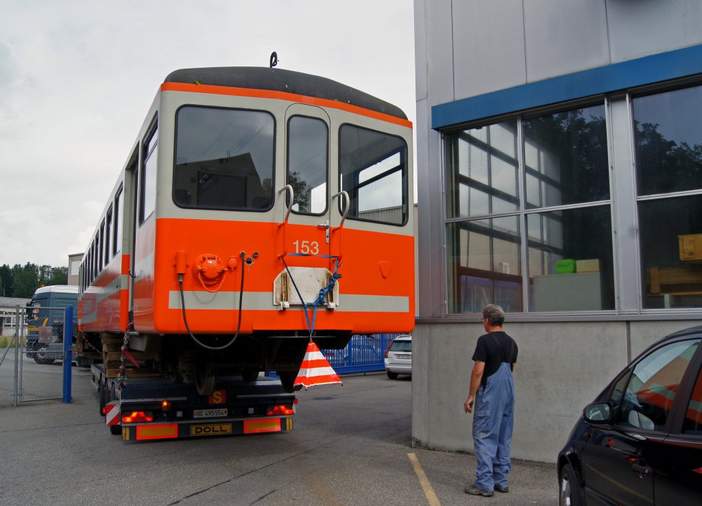 ASm: Im Gegensatz zu den ausrangierten Motorwagen, fr die bei anderen Bahnunternehmungen in der Schweiz eine weitere Verwendung gefunden werden konnte, sah es hingegen fr die Steuerwagen nicht rosig aus. Folgende Steuerwagen wurden whrend der zweiten Jahreshlfte 2012 verschrottet: Bt 151 (ex OJB Bt 101), Bt 153 (ex SZB/BTI) sowie Bt 351-353 (ex SNB Bt 102-104). Am 26. Juni 2012 wurde der bereits ausgeschlachtete Bt 153 zur Verschrottung ins RECYCLING-CENTER berfhrt.
Die Einfahrt zum Firmengelnde verlangte volle Aufmerksamkeit fr den Chauffeur und die Lotsen (da Platzverhltnisse sehr knapp). Die Aufnahme ist ausserhalb des Firmengelndes entstanden.
Foto: Walter Ruetsch