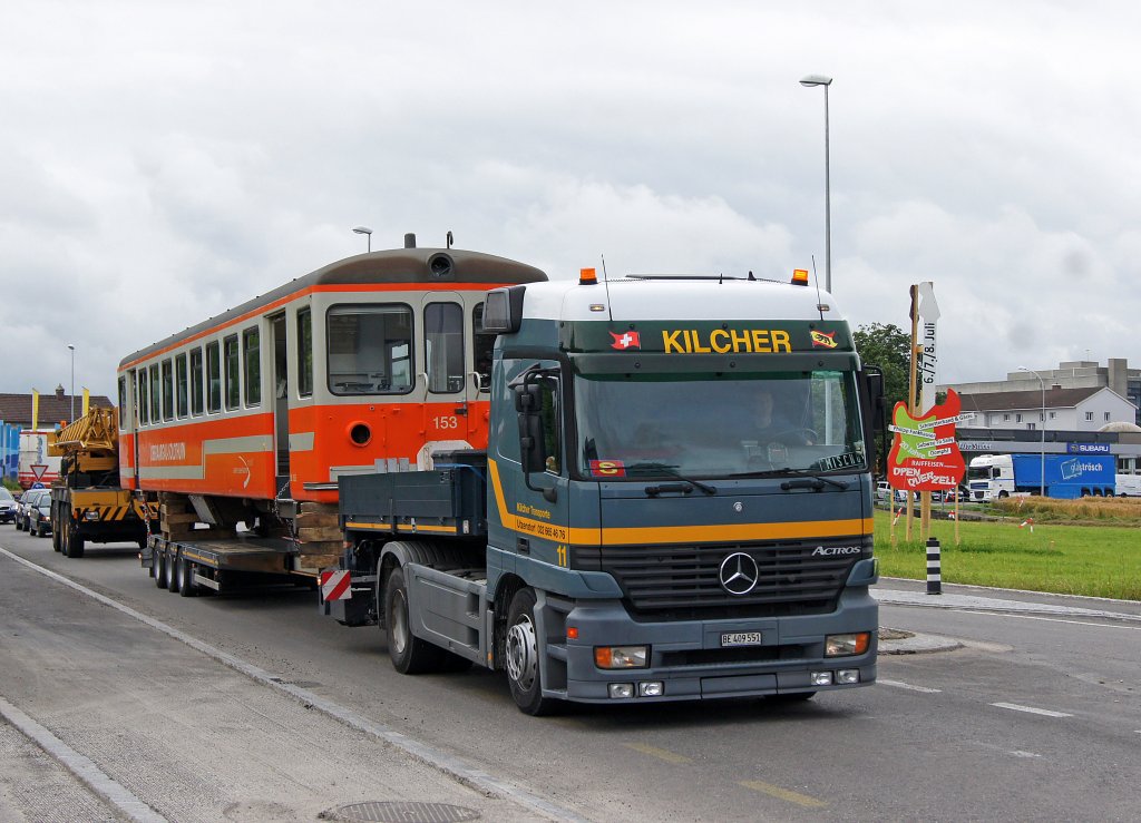ASm: Im Gegensatz zu den ausrangierten Motorwagen, fr die bei anderen Bahnunternehmungen in der Schweiz eine weitere Verwendung gefunden werden konnte, sah es hingegen fr die Steuerwagen nicht rosig aus. Folgende Steuerwagen wurden whrend der zweiten Jahreshlfte 2012 verschrottet: Bt 151 (ex OJB Bt 101), Bt 153 (ex SZB/BTI) sowie Bt 351-353 (ex SNB Bt 102-104). Am 26. Juni 2012 wurde der bereits ausgeschlachtete Bt 153 zur Verschrottung ins RECYCLING-CENTER berfhrt.
Der Strassentransport samt Kranbegleitung fr den bevorstehenden Ablad wurde bei Langenthal aufgenommen.
Foto: Walter Ruetsch