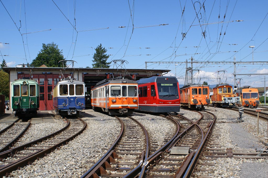 ASm: Mit der Umstellung auf die neue  STARFLOTTE  Be 4/8 110-115 hat sich die ASm von einer Regionalbahn zu einer modernen Ueberlandstrassenbahn entwickelt. Die alten Fahrzeuge wurden verabschiedet aber der Name  BIPPERLISI  ist erhalten geblieben. Am 25. August 2008 versammelten sich zum Abschied noch einemal smtliche noch verfgbaren Generationen vor der Werksttte Langenthal. Von links her aufgestellt sind Ce 2/2 12 (1907), Br 161 (1907), Be 4/4 302 (1966), Be 4/8 111 (2008), De 4/4 321 (1957), Ge 4/4 126 (1917) und De 4/4 121 (1987). Diese seltene Aufnahme dokumentiert, dass bereits im Jahre 1987 ein Fahrzeug von der Firma Stadler /SIG/BBC in Betrieb genommen wurde.
Foto: Walter Ruetsch
