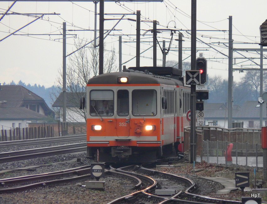 asm - Mit viel Tele eingefangen der einfahrende Regio von Langenthal nach Solothurn mit dem Steuerwagen Bt 352 und Triebwagen Be 4/4 303 im Bahnhofsarel von Niederbipp am 06.12.2009