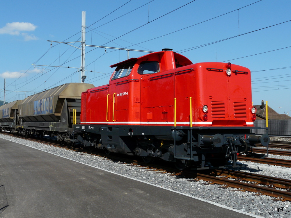 asm Oberaargau - Am 847 957-8 mit Gterwagen im Bahnhof Niederbipp am 20.08.2011