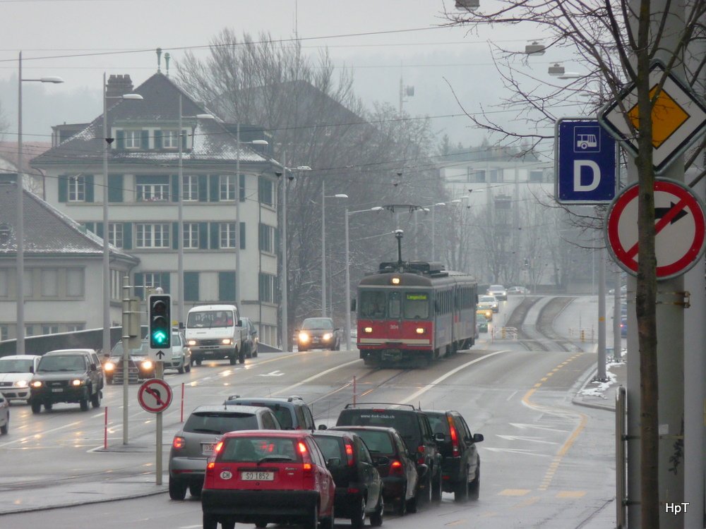 asm - Regio mit Triebwagen Be 4/4 304 und Steuerwagen Bt 351 unterwegs in der Stadt Solothurn in Richtung Bahnhof am 11.03.2010