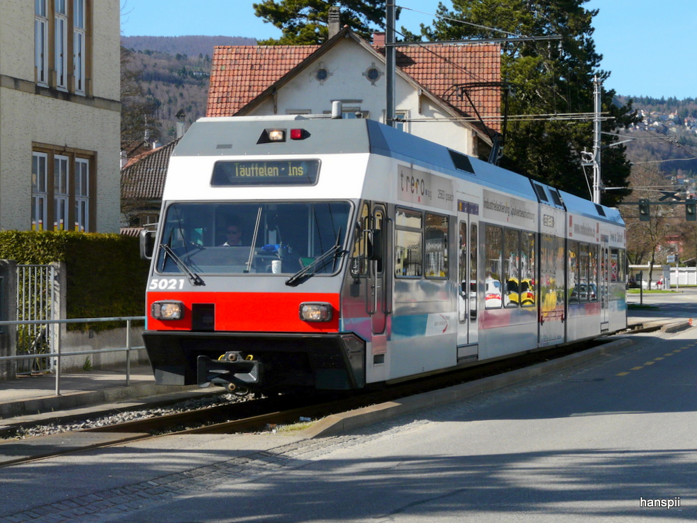 asm Seeland - Be 2/6 502 Regio nach Ins unterwegs in Nidau am 14.04.2013 .. Standort des Fotografen im Auto am warten bis Bahnbergang frei wird ...