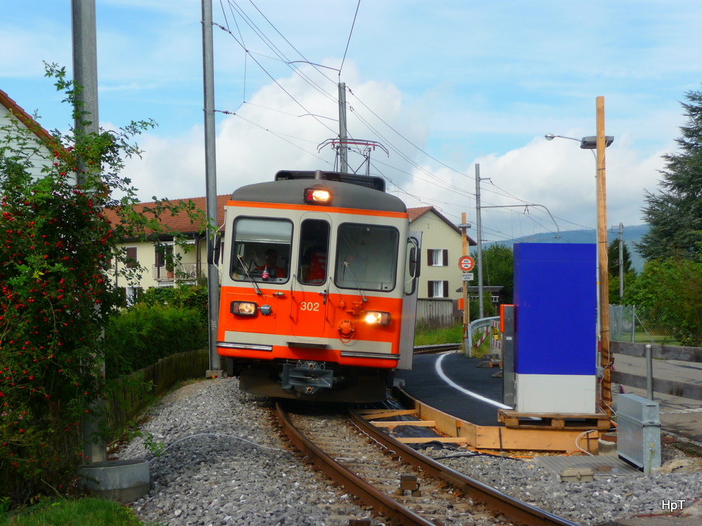 asm Seeland - Be 4/4 302 bei der Provisorischen Haltestelle in Tuffelen fr nach Ins am 01.09.2011 .. Standpunkt des Fotografen auserhalb der geschlossen Schranken beim Bahnhbergang.